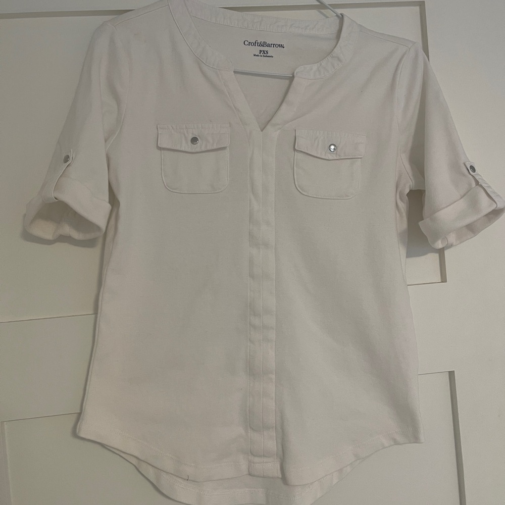 Croft & Barrow White Short Sleeve Top with stylish button detailing.